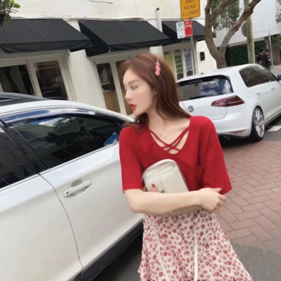 唯美小清新风格的微信红衣女生头像合集下载