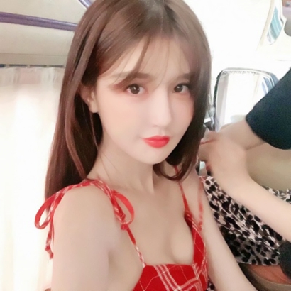 唯美小清新风格的微信红衣女生头像合集下载