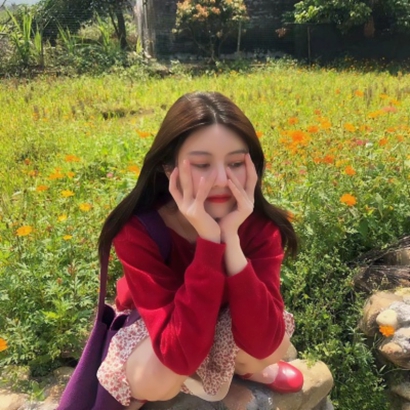唯美小清新风格的微信红衣女生头像合集下载