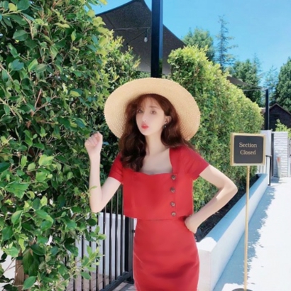 唯美小清新风格的微信红衣女生头像合集下载