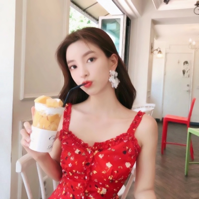 唯美小清新风格的微信红衣女生头像合集下载
