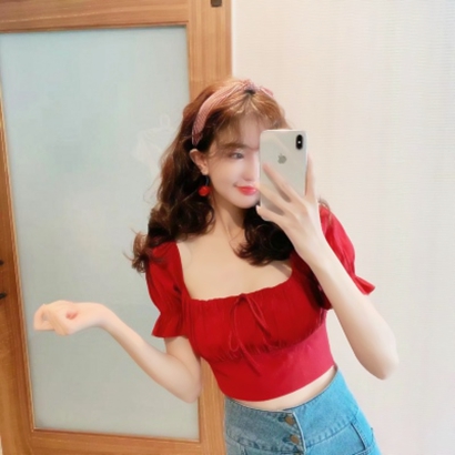 唯美小清新风格的微信红衣女生头像合集下载