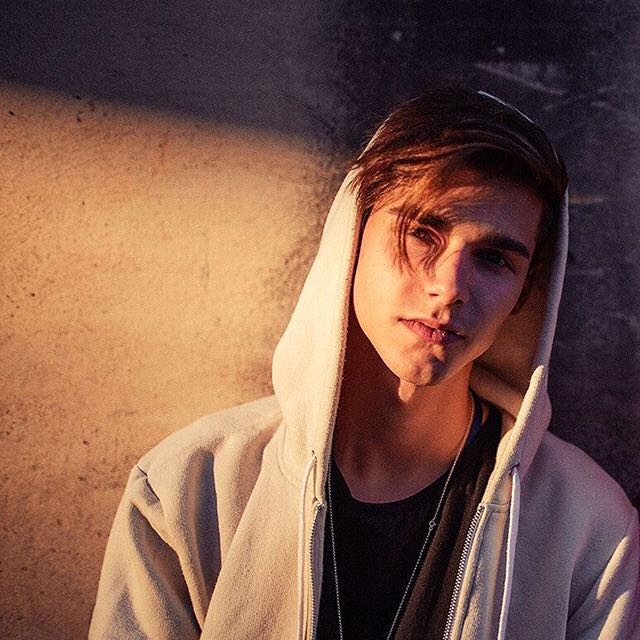 微信迷人时尚气质欧美男头