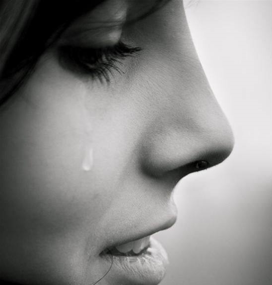 无比伤心微信哭泣女生图片下载