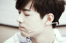 帅气男神肖战微信GIF表情包下载