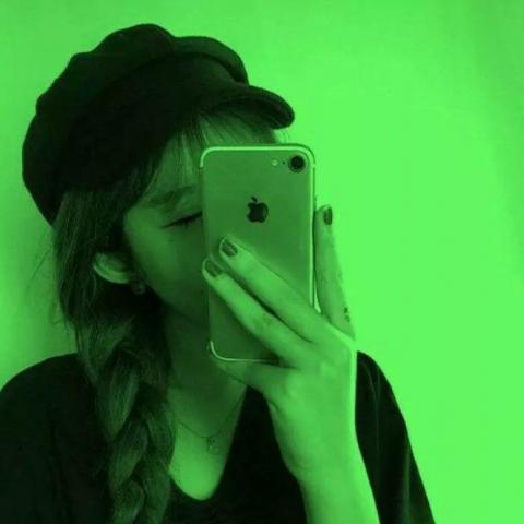 微信爆火的绿色背景潮流女生头像下载