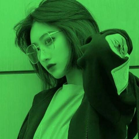 微信爆火的绿色背景潮流女生头像下载