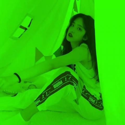 微信爆火的绿色背景潮流女生头像下载