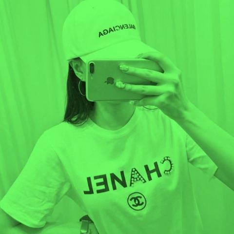 微信爆火的绿色背景潮流女生头像下载