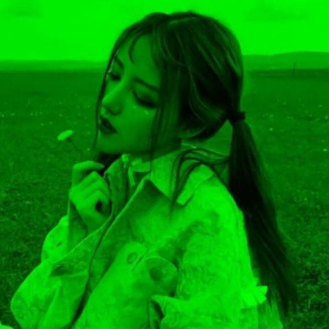 微信爆火的绿色背景潮流女生头像下载