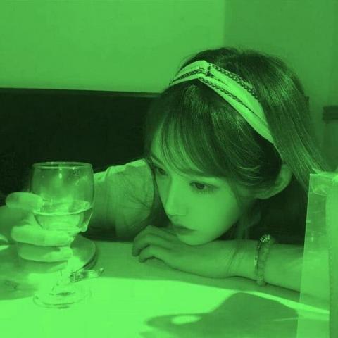 微信爆火的绿色背景潮流女生头像下载