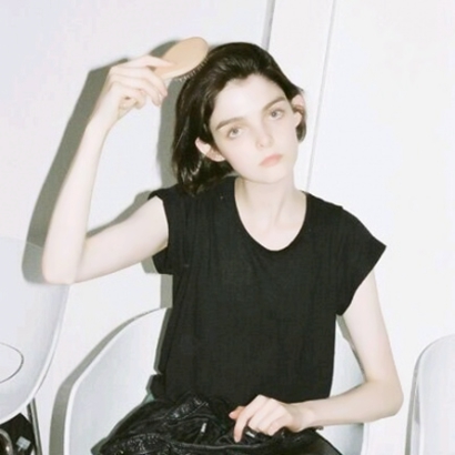 最新帅气个性微信欧美范女生头像合集下载