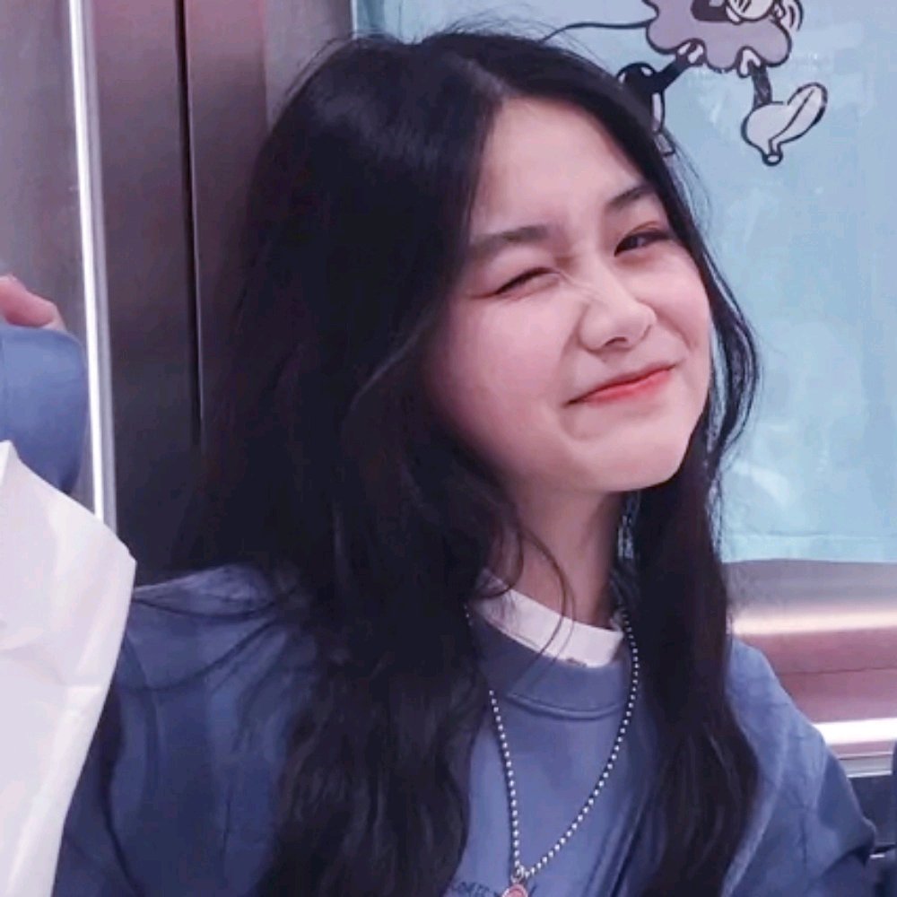 微信粉嫩文艺气质女头