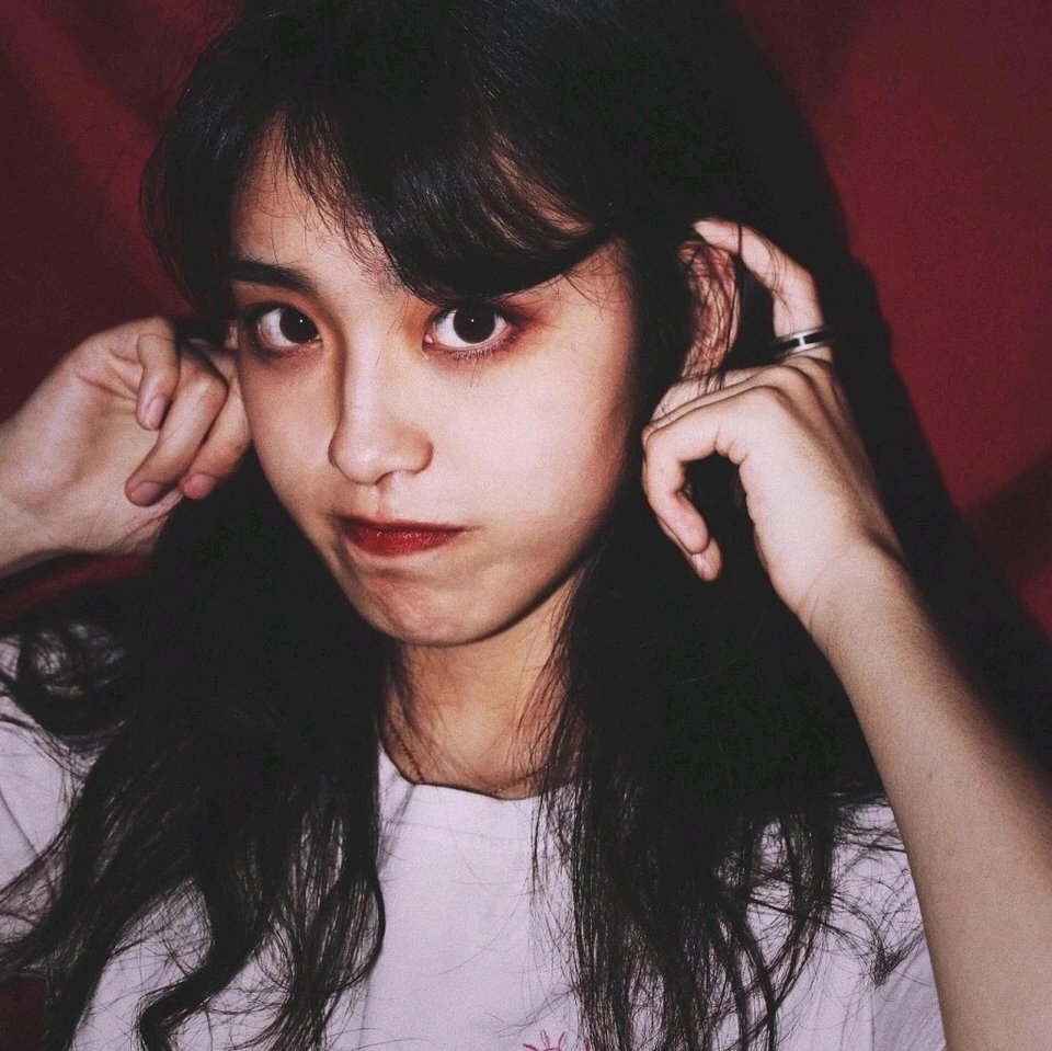 微信简洁森系性感女头