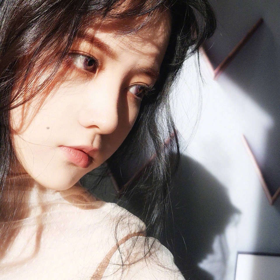 微信简洁森系性感女头