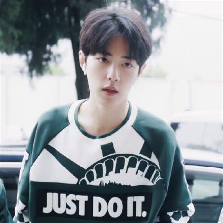 帅气男神肖战系列微信图片合集下载