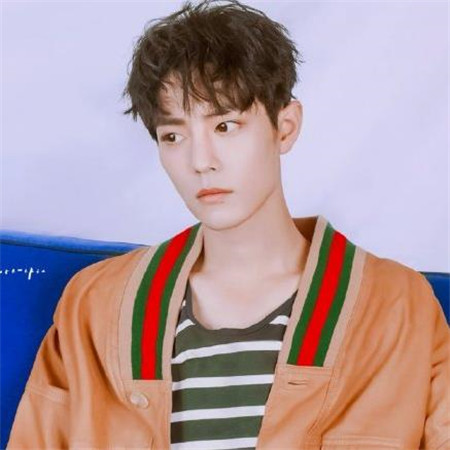 帅气男神肖战系列微信图片合集下载