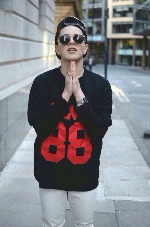 伤感抑郁主题的微信欧美风男生图片下载