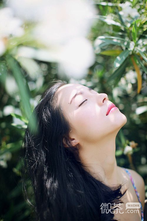 纯净绿色的微信唯美小清新女生图片下载