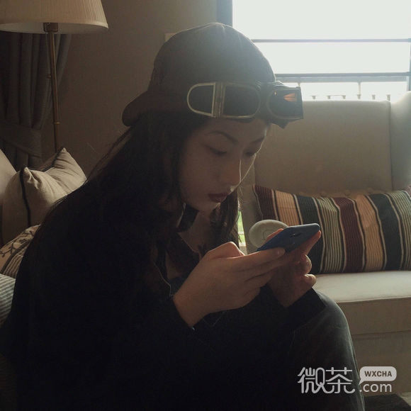 微信冷酷时尚侧脸女生头像