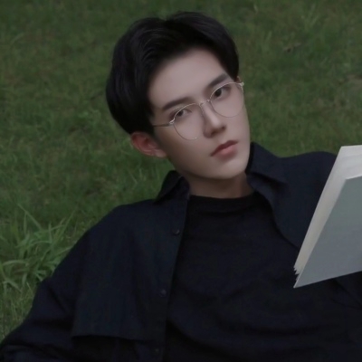 唯美文艺范的微信看书男生头像