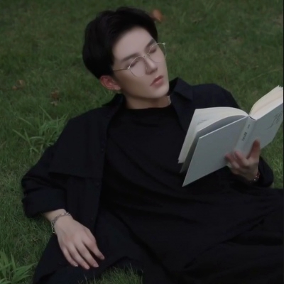 唯美文艺范的微信看书男生头像