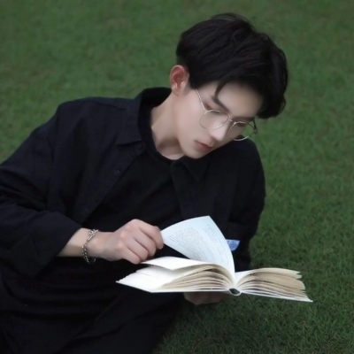 唯美文艺范的微信看书男生头像