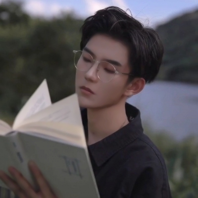 唯美文艺范的微信看书男生头像