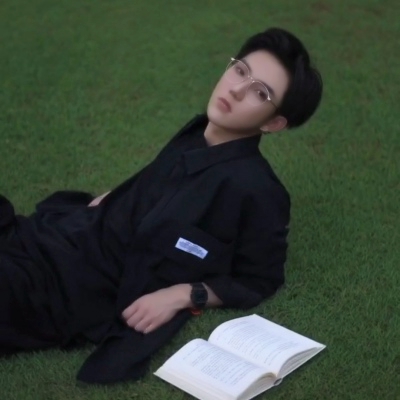 唯美文艺范的微信看书男生头像