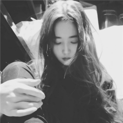 丧系黑白风格的微信伤感女生头像
