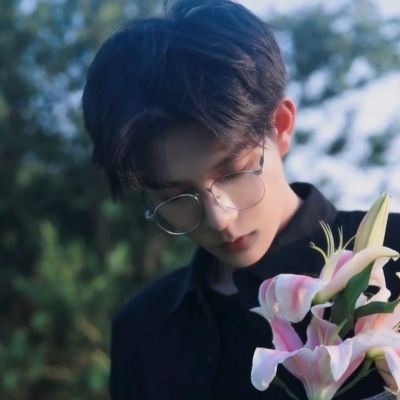 唯美文艺范的微信看书男生头像