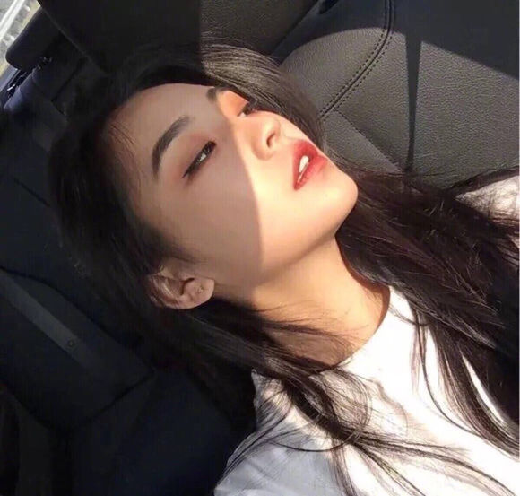 微信性感长发迷人女生头像