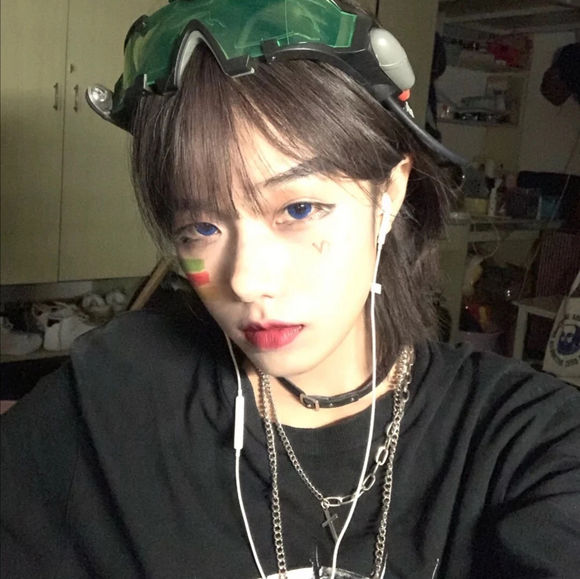 微信潮流高冷时尚女生头像