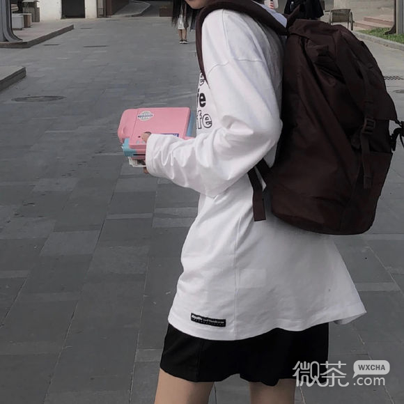 微信冷酷时尚性感女生头像