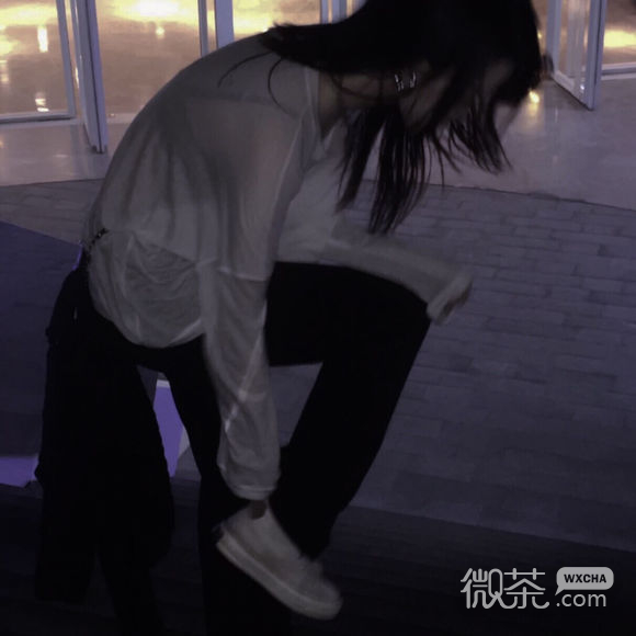 微信冷酷时尚性感女生头像