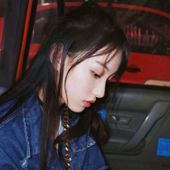 清新可爱长发女生头像