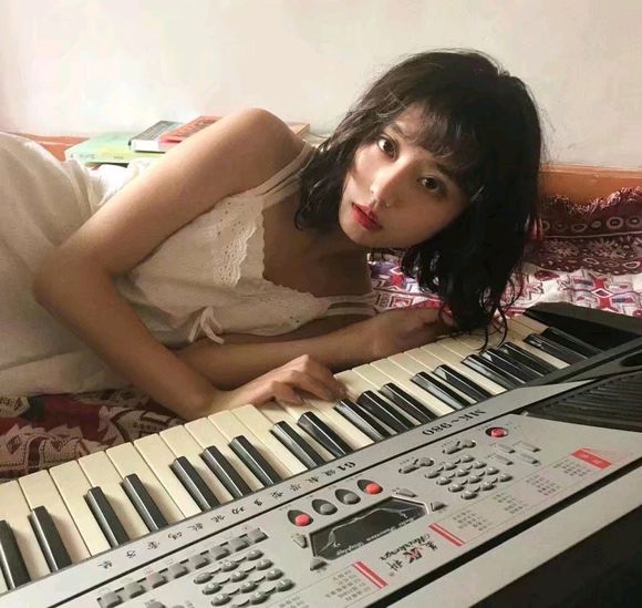 清新可爱长发女生头像