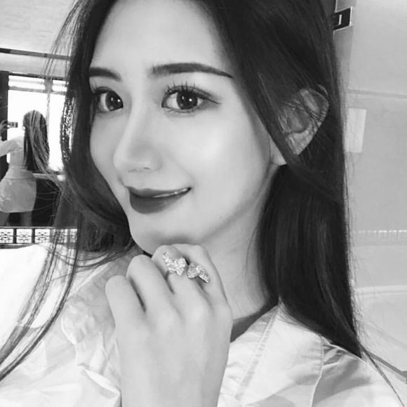 微信小清新干练时尚女生头像