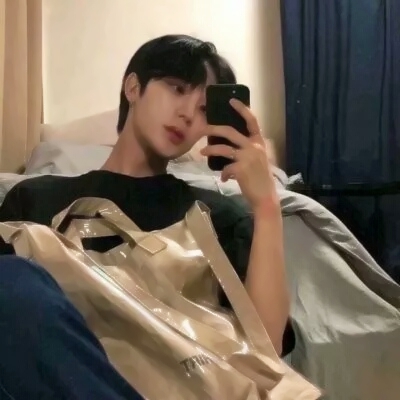 高冷禁欲风格的微信男生头像