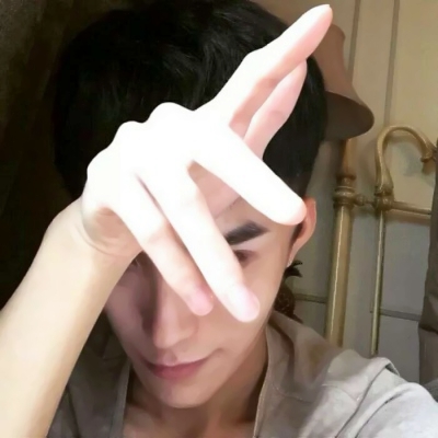 高冷禁欲风格的微信男生头像