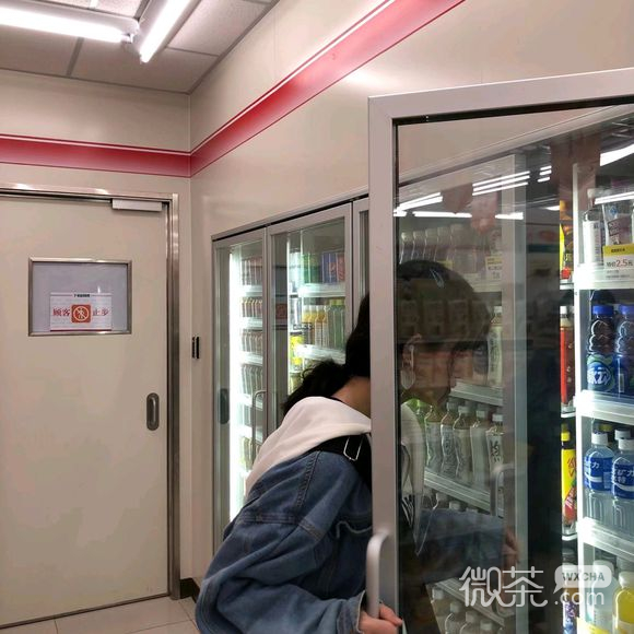 小清新俏皮性感女生头像
