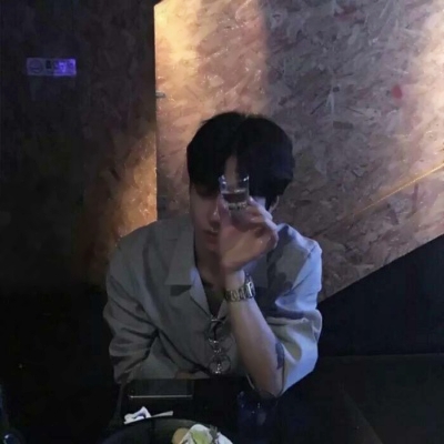 高冷禁欲风格的微信男生头像