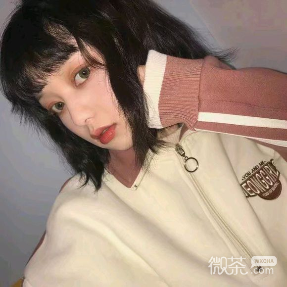 小清新俏皮性感女生头像