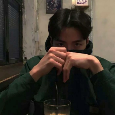 高冷禁欲风格的微信男生头像