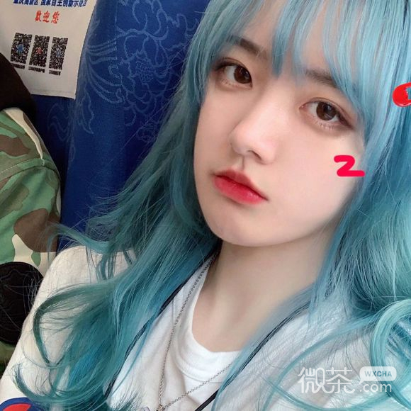 深沉干练时尚女生头像