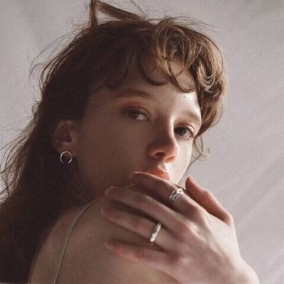 微信冷酷黑白时尚女生头像