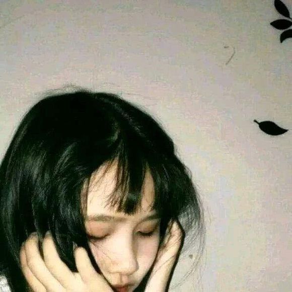 微信冷酷黑白时尚女生头像