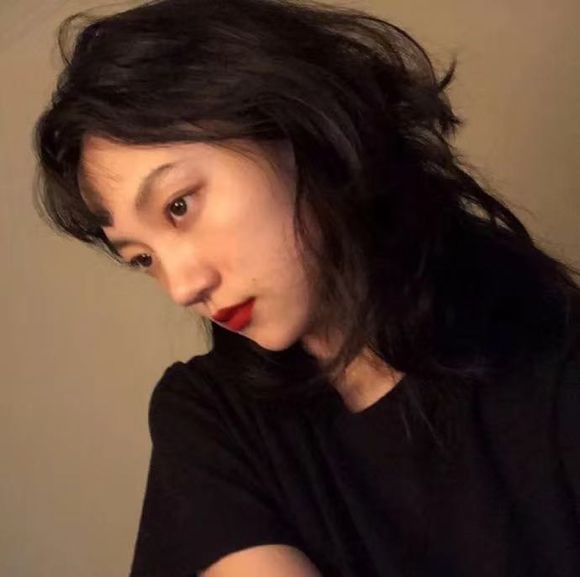 微信冷酷黑白时尚女生头像