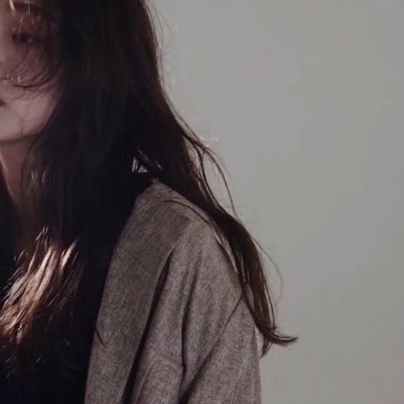 微信冷酷黑白时尚女生头像