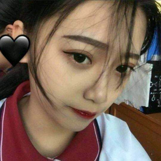 微信冷酷黑白时尚女生头像